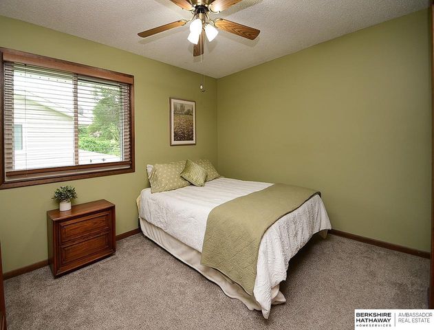 5907 Deerwood Drive, Lincoln, NE 68516
