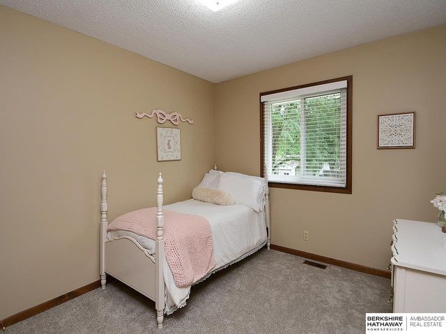 5907 Deerwood Drive, Lincoln, NE 68516