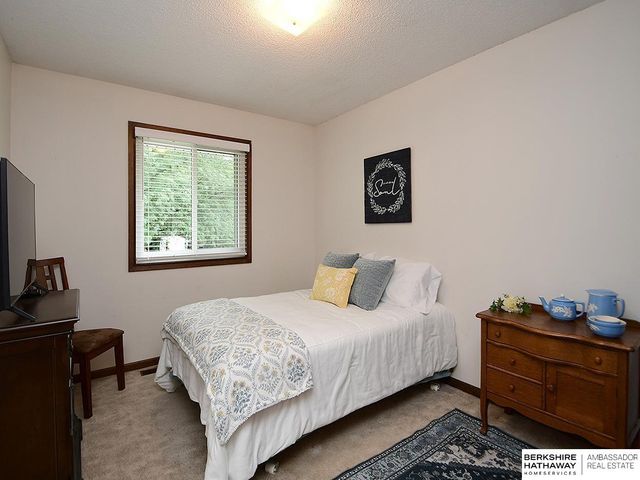 5907 Deerwood Drive, Lincoln, NE 68516