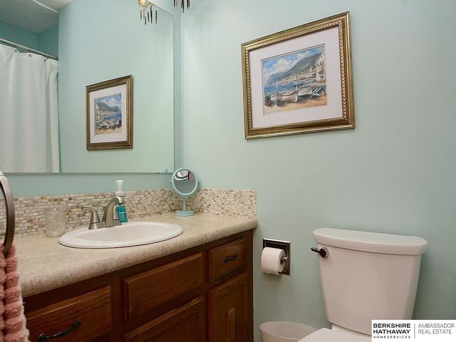 5907 Deerwood Drive, Lincoln, NE 68516