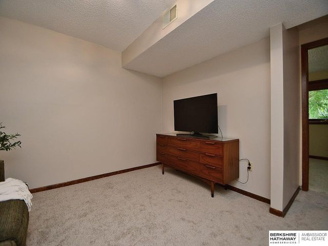 5907 Deerwood Drive, Lincoln, NE 68516