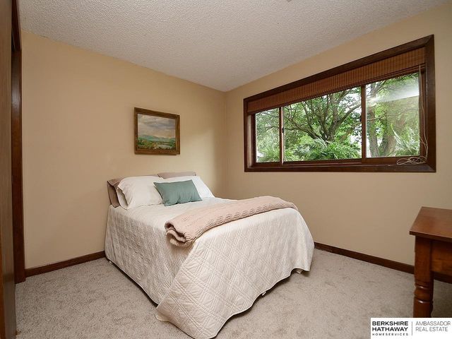 5907 Deerwood Drive, Lincoln, NE 68516