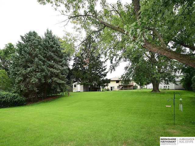 5907 Deerwood Drive, Lincoln, NE 68516