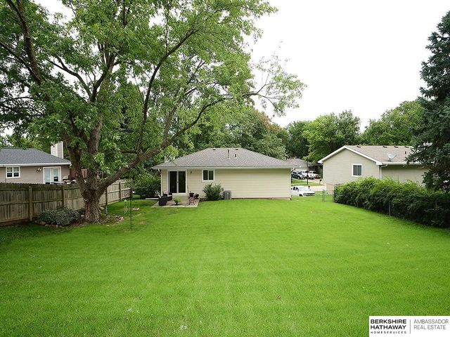 5907 Deerwood Drive, Lincoln, NE 68516