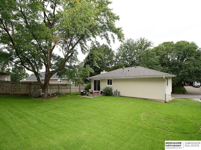 5907 Deerwood Drive, Lincoln, NE 68516