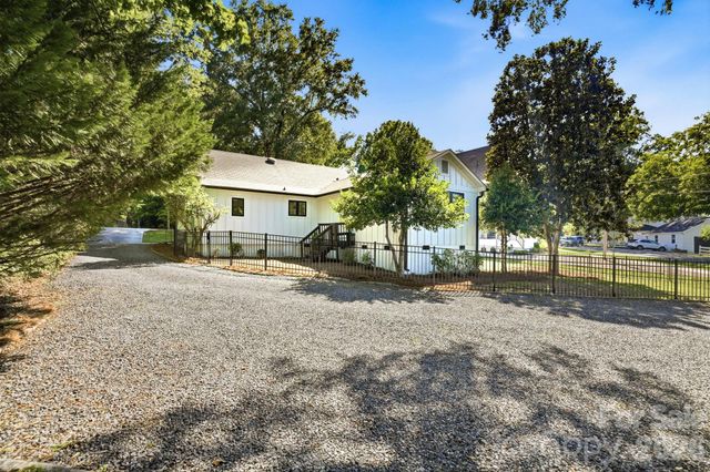 711 Concord Road, Davidson, NC 28036