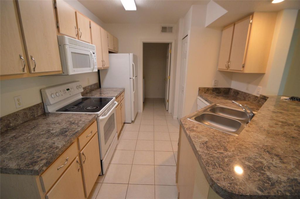 Image 4 of property listing at 737 CREST PINES DRIVE 634, Orlando, FL 32828