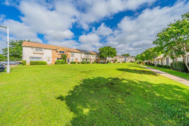 36 W Creek Lane, Grand Prairie, TX 75052