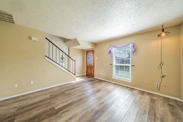 36 W Creek Lane, Grand Prairie, TX 75052