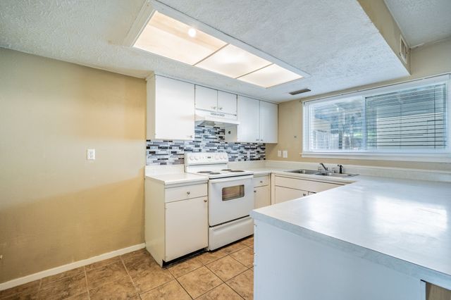 36 W Creek Lane, Grand Prairie, TX 75052