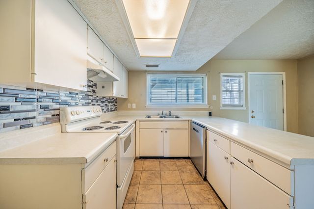 36 W Creek Lane, Grand Prairie, TX 75052