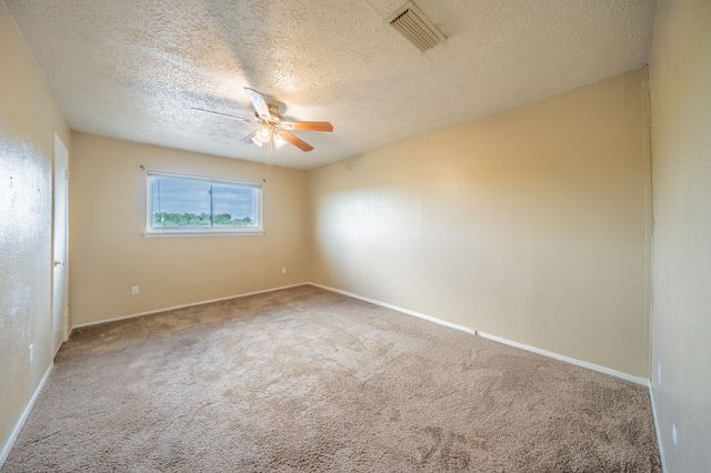 36 W Creek Lane, Grand Prairie, TX 75052