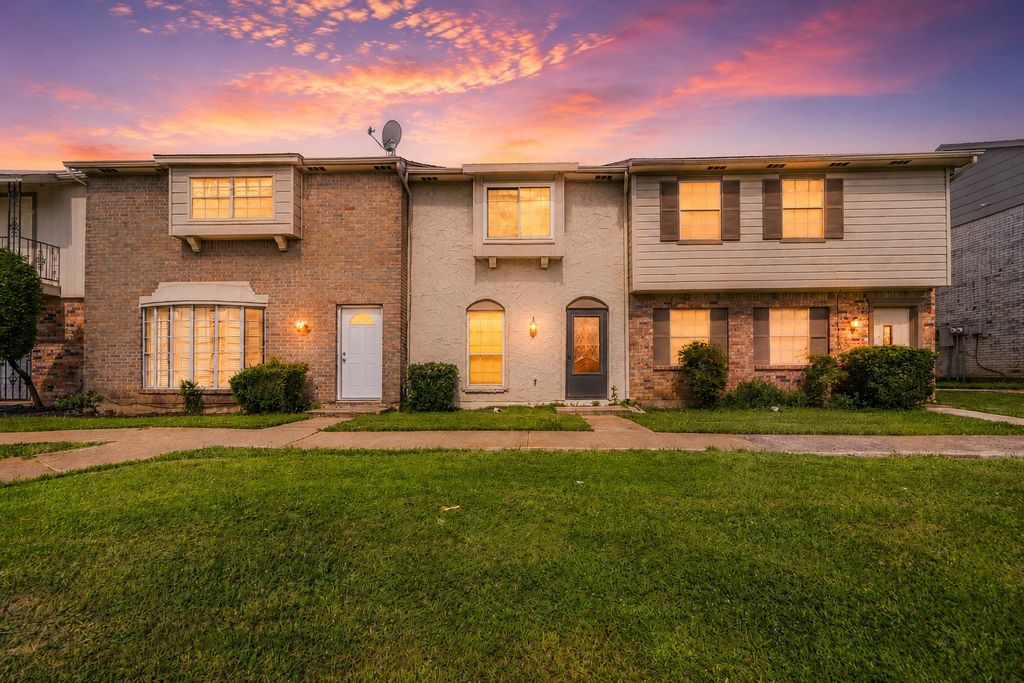 36 W Creek Lane, Grand Prairie, TX 75052