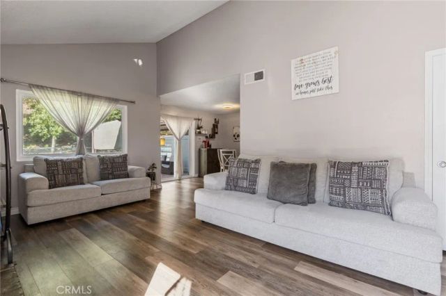 25259 Avenida Dorena, Newhall, CA 91321