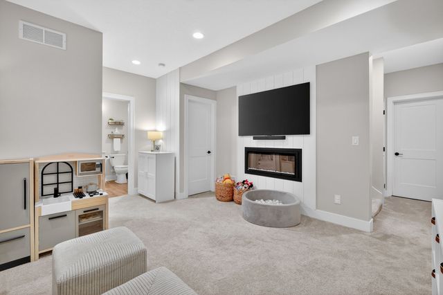 392 S 91st Street, West Des Moines, IA 50266