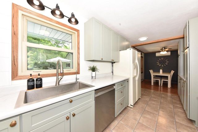 W200N9459 Woodside LANE, Menomonee Falls, WI 53051
