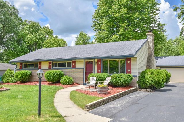 W200N9459 Woodside LANE, Menomonee Falls, WI 53051