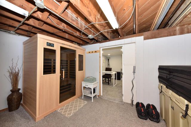 W200N9459 Woodside LANE, Menomonee Falls, WI 53051