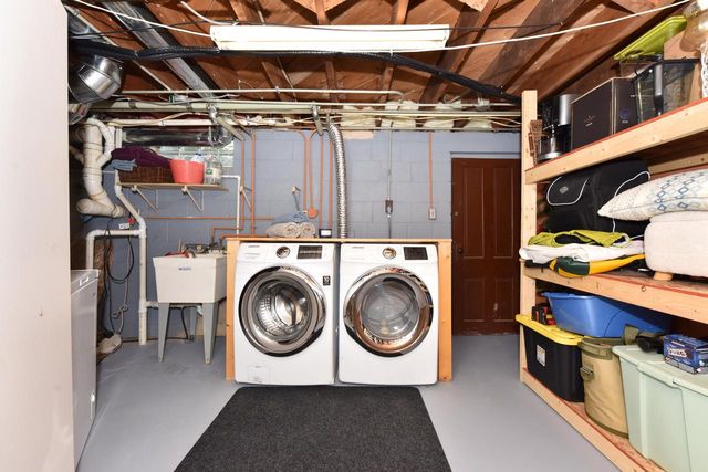 W200N9459 Woodside LANE, Menomonee Falls, WI 53051