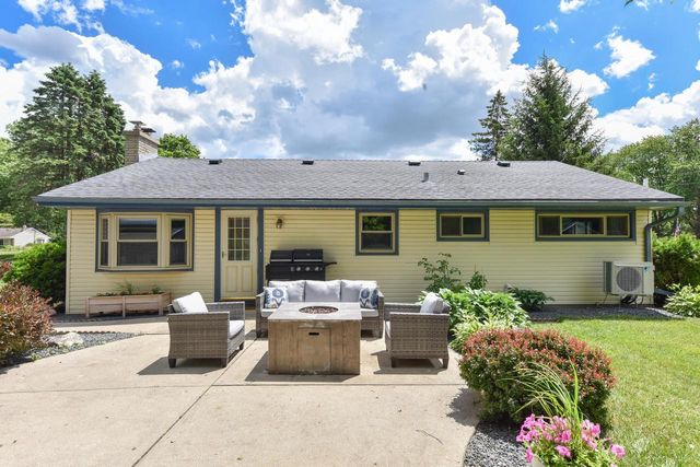 W200N9459 Woodside LANE, Menomonee Falls, WI 53051