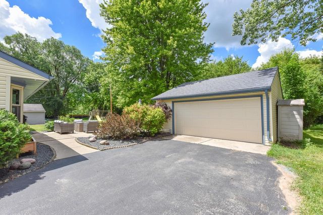 W200N9459 Woodside LANE, Menomonee Falls, WI 53051