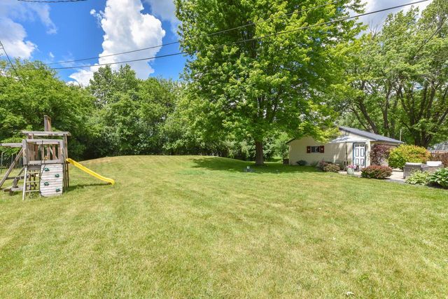 W200N9459 Woodside LANE, Menomonee Falls, WI 53051