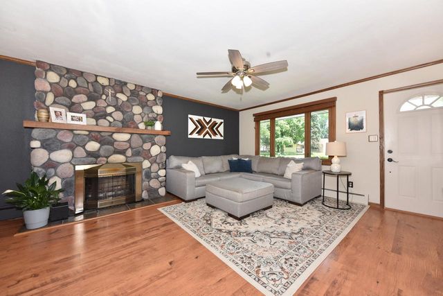 W200N9459 Woodside LANE, Menomonee Falls, WI 53051