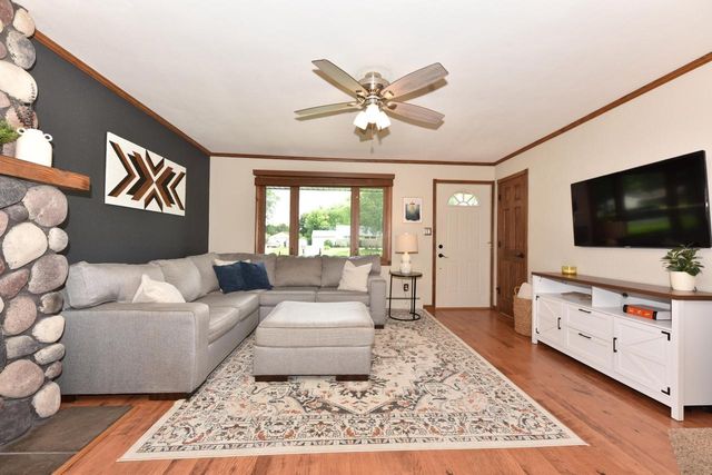W200N9459 Woodside LANE, Menomonee Falls, WI 53051