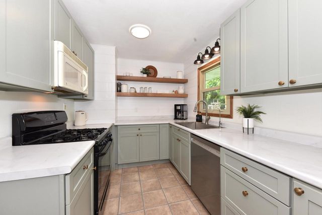 W200N9459 Woodside LANE, Menomonee Falls, WI 53051