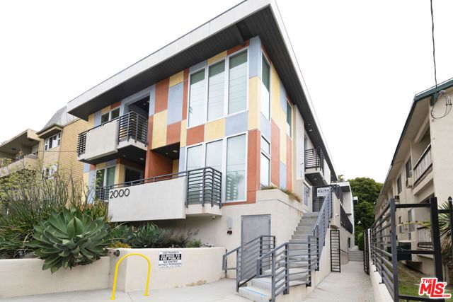 2000 N Beachwood Drive, Los Angeles, CA 90068