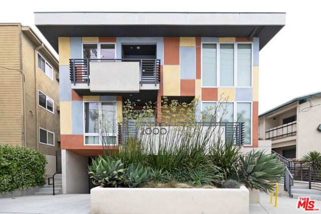 2000 N Beachwood Drive, Los Angeles, CA 90068