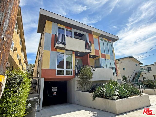 2000 N Beachwood Drive, Los Angeles, CA 90068