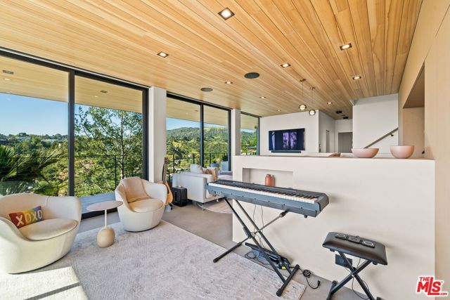 5671 Spreading Oak Drive, Los Angeles, CA 90068