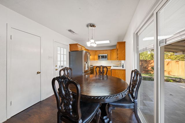 912 Crockett Street, Midlothian, TX 76065