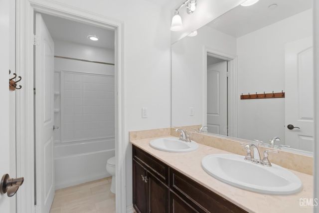 8216 Coral Point Court, Bakersfield, CA 93313