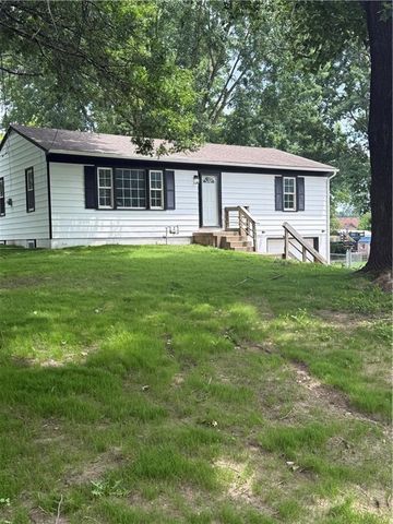 1813 N Farview Drive, Independence, MO 64058