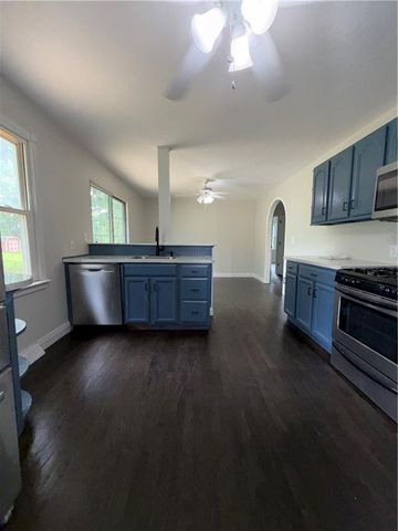 1813 N Farview Drive, Independence, MO 64058