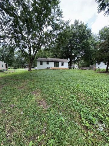 1813 N Farview Drive, Independence, MO 64058