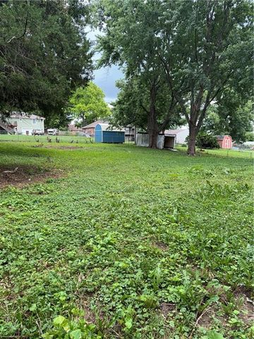1813 N Farview Drive, Independence, MO 64058