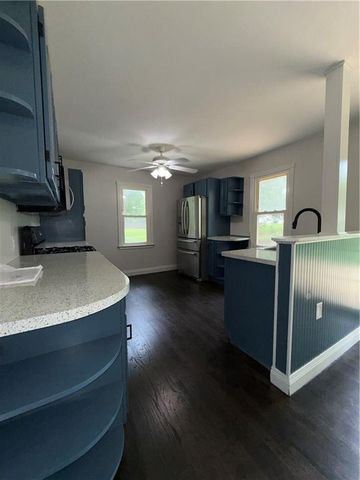 1813 N Farview Drive, Independence, MO 64058