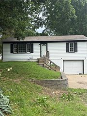 1813 N Farview Drive, Independence, MO 64058