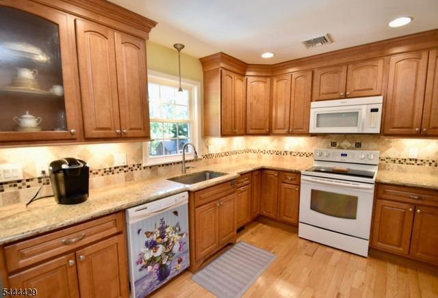 35 Deerfield Dr, Hardyston Twp., NJ 07416