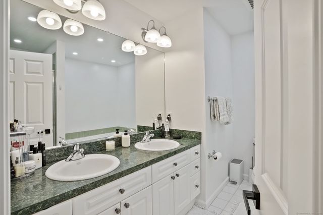 39 Woodcrest Lane 39, Danbury, CT 06810