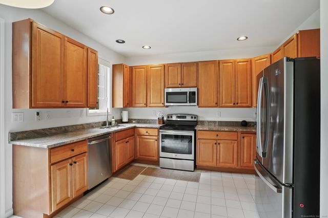 39 Woodcrest Lane 39, Danbury, CT 06810