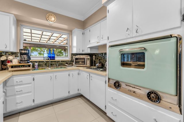 4221 NE 16th Avenue, Oakland Park, FL 33334