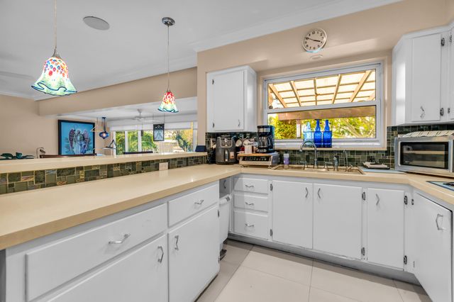 4221 NE 16th Avenue, Oakland Park, FL 33334
