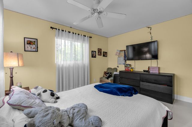 4221 NE 16th Avenue, Oakland Park, FL 33334