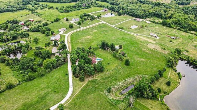 9899 NW Blair Lane, Gower, MO 64454