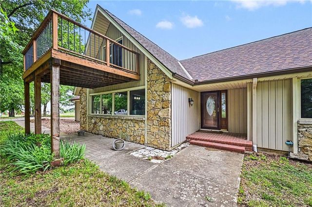 9899 NW Blair Lane, Gower, MO 64454