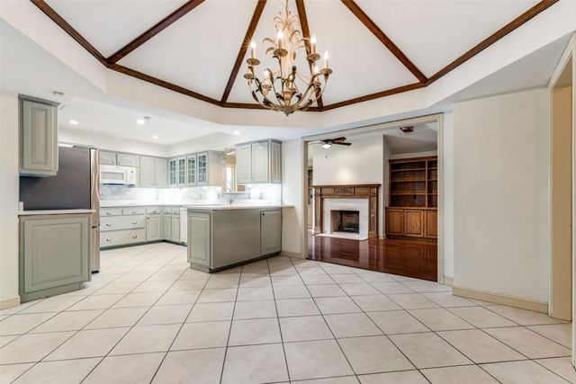 10009 Chimney Hill Lane, Dallas, TX 75243